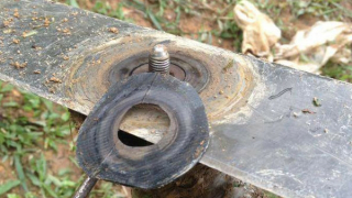 Người đàn ông bị lưỡi dao cắt cỏ phạt gần đứt lìa cổ chân