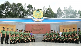 Bộ Tư lệnh Cảnh vệ tặng Nhà tình nghĩa và dâng hương tri ân Anh hùng - Liệt sỹ