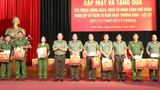 Công an tỉnh Vĩnh Phúc gặp mặt và tặng quà đối tượng chính sách