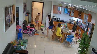 Đang cho con ăn, người đàn ông bị hàng xóm cầm dao tấn công