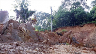 Cần sớm di dời cột điện có nguy cơ sạt trượt xuống nhà dân