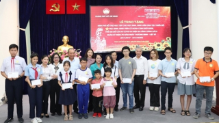 Trao 112 suất kinh phí hỗ trợ học tập cho học sinh, sinh viên dân tộc thiểu số