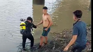 Ra bờ sông chơi, 2 anh em trượt chân đuối nước thương tâm