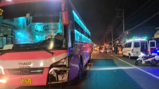Va chạm giữa xe khách và xe máy khiến 2 anh em tử vong trong đêm