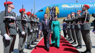 Chủ tịch nước Võ Văn Thưởng tới Vienna, bắt đầu thăm chính thức Cộng hòa Áo