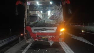 Xe khách tông vào xe 16 chỗ đang dừng trên cao tốc, 6 người bị thương