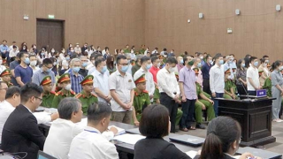 Ai làm hư hỏng ai?