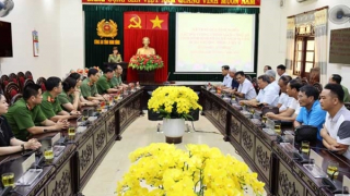 Thăm, tặng quà các gia đình chính sách Công an tỉnh Ninh Bình