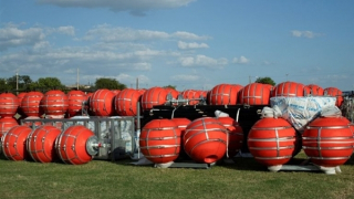 Bang Texas bị kiện vì xây "bức tường biên giới nổi"