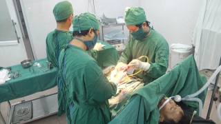 Súng tự chế cướp cò, nạn nhân trúng đạn xuyên ổ bụng