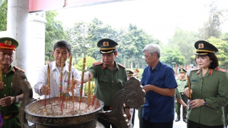Bộ Công an dâng hương tưởng nhớ, tri ân các Anh hùng - Liệt sĩ