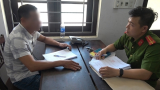 Cho cô gái đi nhờ xe rồi giở trò đồi bại