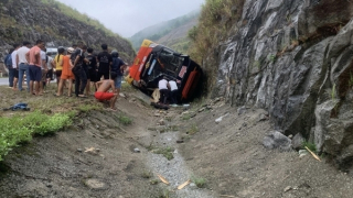 Xe khách trên cao tốc lật vào vách núi, nhiều người thương vong