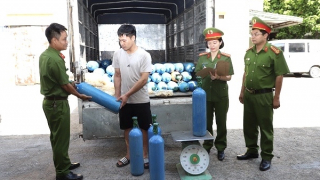 Đánh ô tô chở 100 bình khí cười từ Hà Nội về Hà Nam