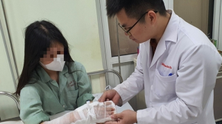 Bất cẩn, thiếu nữ 17 tuổi bị máy xay đa năng cắt nát tay