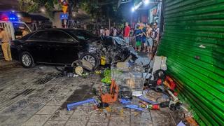 Xế hộp leo vỉa hè đâm cong cột điện, 2 người bị thương