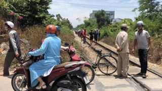 Đi giữa đường sắt, 1 nam thanh niên bị tàu hỏa tông tử vong