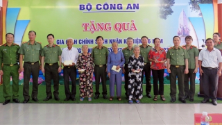 Đoàn công tác Bộ Công an tri ân các anh hùng, liệt sĩ An ninh khu V