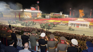 Triều Tiên duyệt binh trong đêm phô diễn sức mạnh quân sự