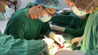 Nổ sạc dự phòng điện thoại, cháu bé 7 tuổi bị trọng thương