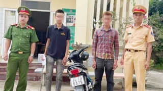 Xử lý 2 trai bản cầm dao phóng lợn lạng lách trên đường