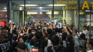 Người hâm hộ xuyên đêm đi đón nhóm nhạc BlackPink