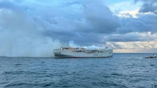 Tàu chở hơn 3.700 ô tô ngoài khơi Hà Lan vẫn cháy dữ dội sau 5 ngày