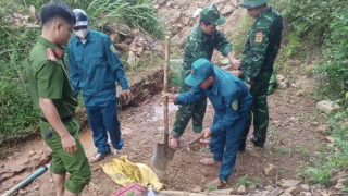 Công an xã truy quét vàng tặc