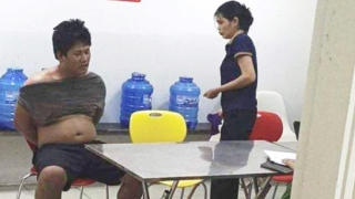 Trộm dao đâm một người nước ngoài tử vong rồi bắt taxi đi đầu thú