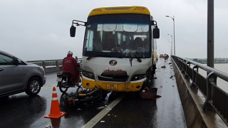 Xe khách mất lái trên cầu Rạch Miễu, tông người đi xe máy tử vong