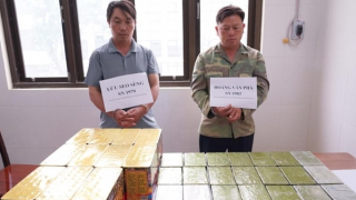 2 người đàn ông "trao nhau" chiếc ba lô chứa 20 bánh heroin thì bị "tóm"