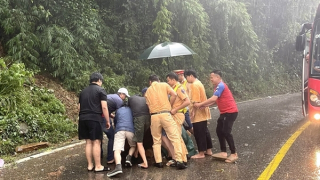 Đèo Bảo Lộc sạt lở nghiêm trọng, các phương tiện phải đi qua tỉnh lộ 725