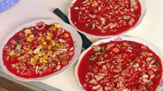 Điếc đột ngột sau khi ăn tiết canh, lòng lợn