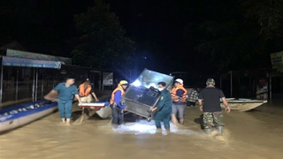 Lực lượng Công an bám sát địa bàn, giúp nhân dân trong mưa lũ