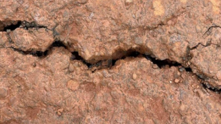 Sau nhiều tiếng nổ lớn, mặt đất xuất hiện những đường nứt gãy