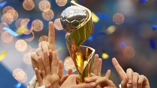 Ngồi ngoài đảo dùng điện thoại di động ghi cá cược World Cup bóng đá nữ 2023