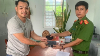 Nhặt được tài sản trị giá trên 20 triệu đồng, 2 thiếu niên vùng cao tìm trả lại người mất