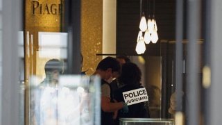 Hãng đồng hồ xa xỉ Thụy Sĩ bị cướp táo tợn giữa Paris