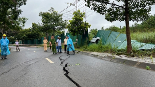 Công an Đắk Nông đưa người dân và tài sản ra khỏi nơi có nguy cơ sạt lở