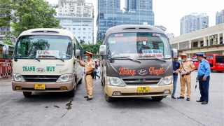 Cảnh sát đo nồng độ cồn tài xế trước giờ xuất bến, nhắc nhở lái xe an toàn