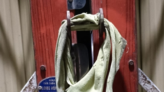 Dùng dây vải cột cửa nhà rồi trộm xe ba gác