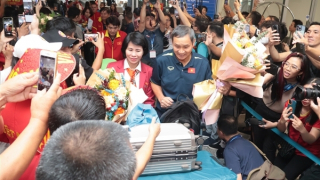 Đội tuyển nữ Việt Nam về nước trong sự chào đón của người hâm mộ