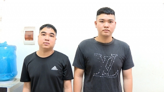 Đang đứng ven đường đợi thu tiền cho vay lãi nặng, 2 đối tượng bị bắt