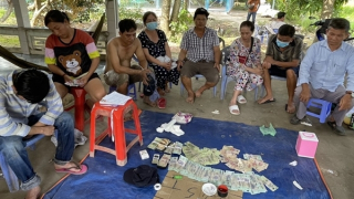 Triệt xóa 2 "sới" bạc, thu giữ hàng trăm triệu đồng