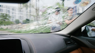 Tài xế ném đá vỡ kính ôtô sau khi bị lấn làn trên cao tốc