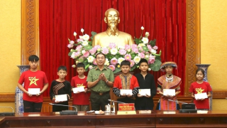 Thứ trưởng Trần Quốc Tỏ gặp mặt con các thương binh, liệt sĩ trong CAND