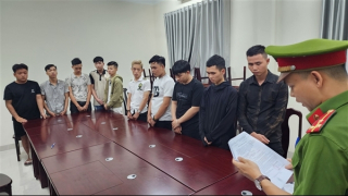 Đêm khuya, hàng chục thanh, thiếu niên vác mã tấu “so kè anh hùng”