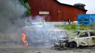 Người biểu tình tại Thụy Điển tấn công cảnh sát bằng cọc và đá