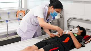 Chăm sóc trẻ bị sốt xuất huyết: Cẩn trọng kẻo nguy hiểm tính mạng