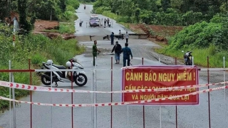 Mưa lớn xuyên đêm gây ra lũ lụt ở Lâm Đồng